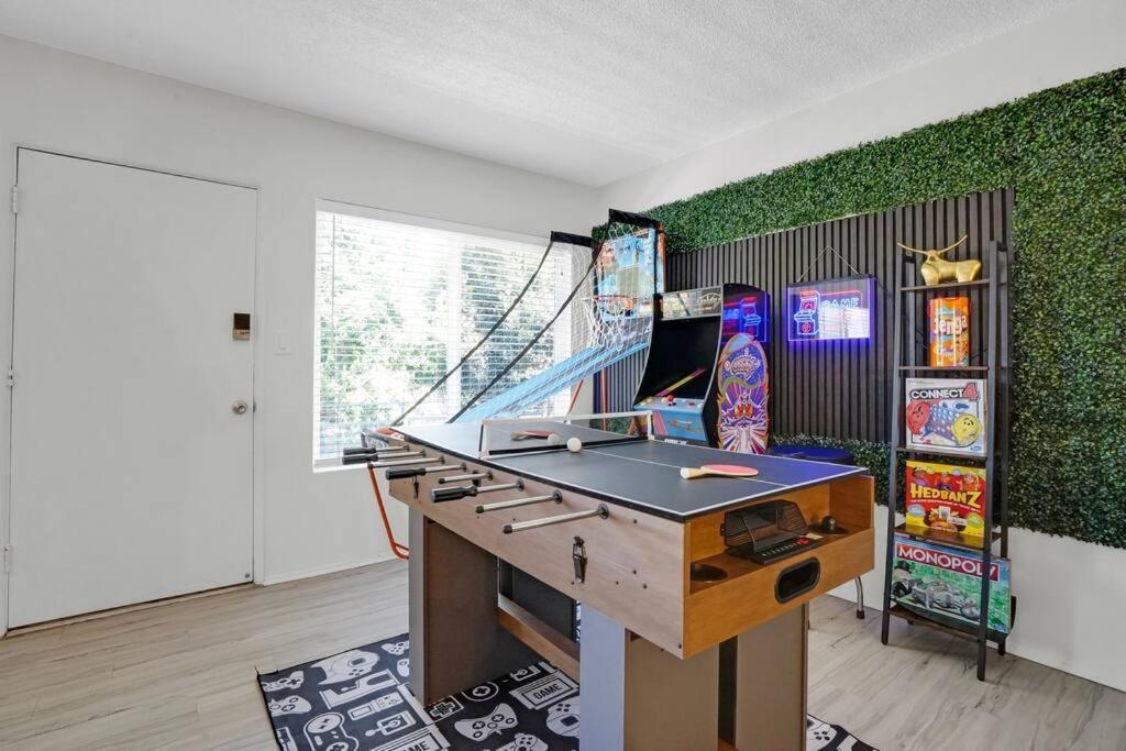 6th Haven, Arcade, King Bed, Games, 1 Mile To Beaches Apartment *