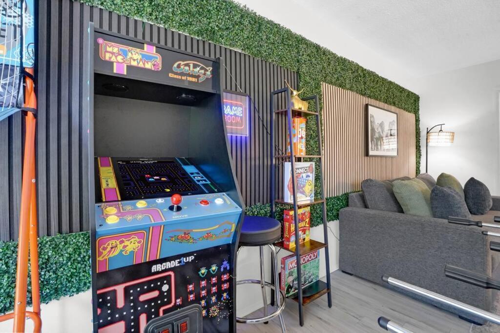 6th Haven, Arcade, King Bed, Games, 1 Mile To Beaches Apartment *