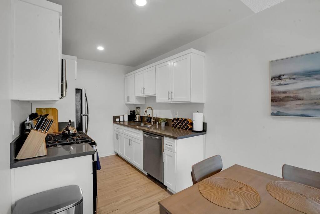 Apartment 6th Haven, Arcade, King Bed, Games, 1 Mile To Beaches Long Beach
