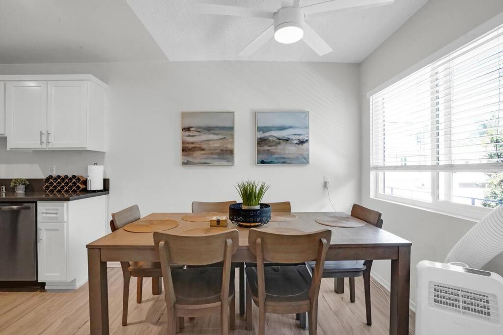 6th Haven, Arcade, King Bed, Games, 1 Mile To Beaches *
