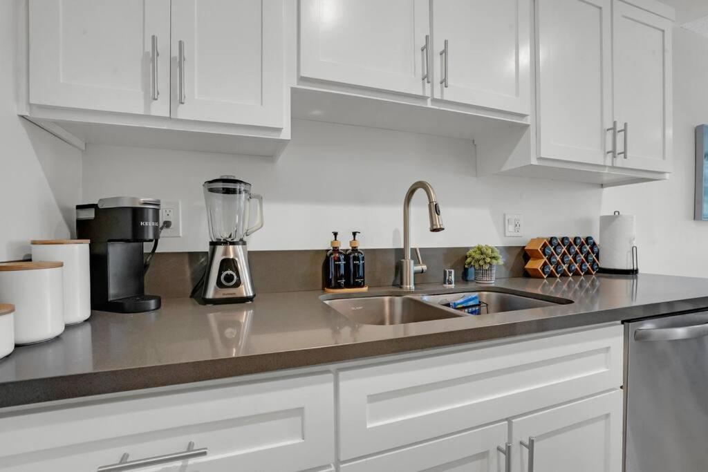 6th Haven, Arcade, King Bed, Games, 1 Mile To Beaches Apartment