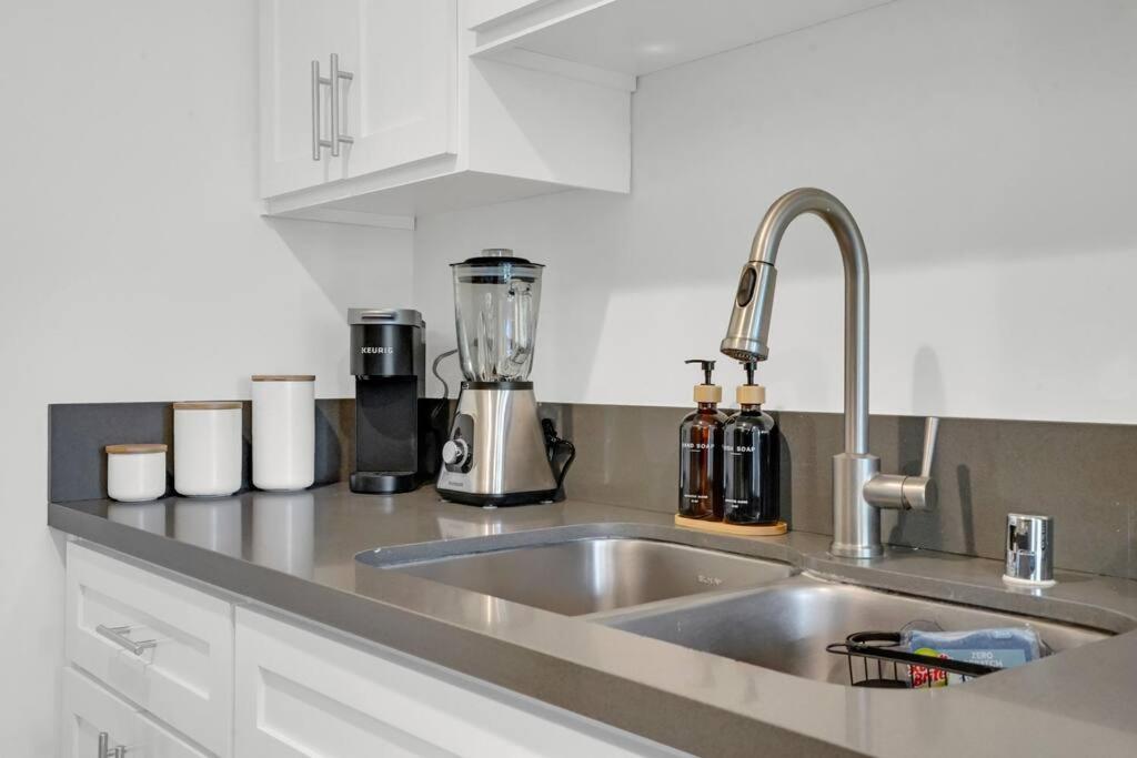 6th Haven, Arcade, King Bed, Games, 1 Mile To Beaches Apartment *