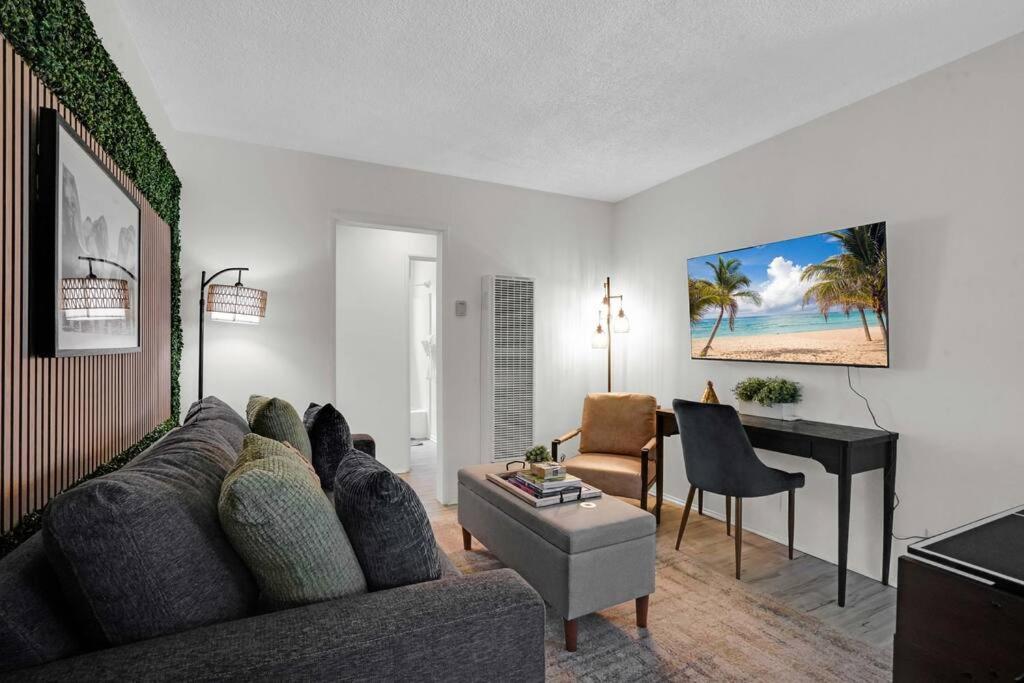 6th Haven, Arcade, King Bed, Games, 1 Mile To Beaches *