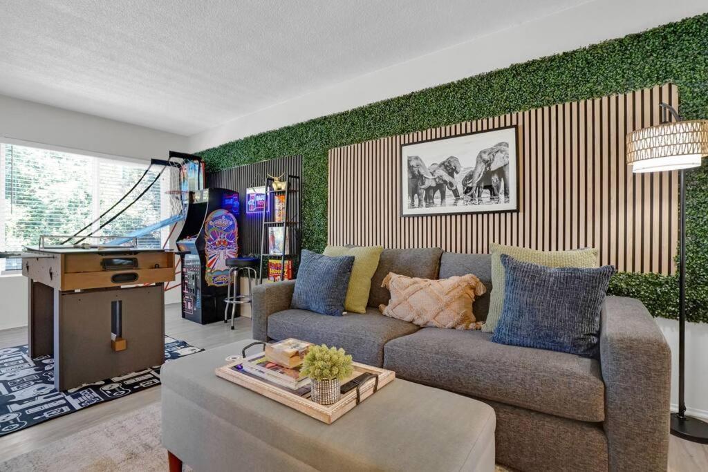 6th Haven, Arcade, King Bed, Games, 1 Mile To Beaches Apartment *